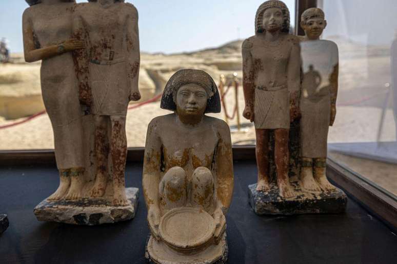 As estátuas descobertas em Saqqara incluem ilustrações de casais de mãos dadas.