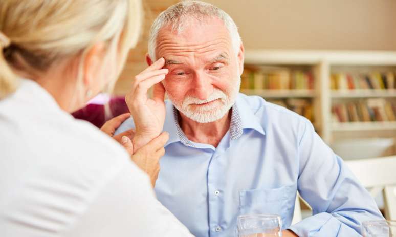 Médicos revelam sinais de alerta que podem indicar Alzheimer -