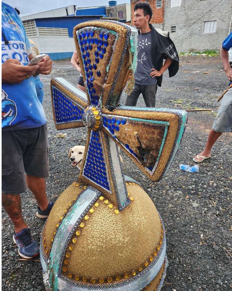 Peça da Império de Casa Verde atingida por um raio