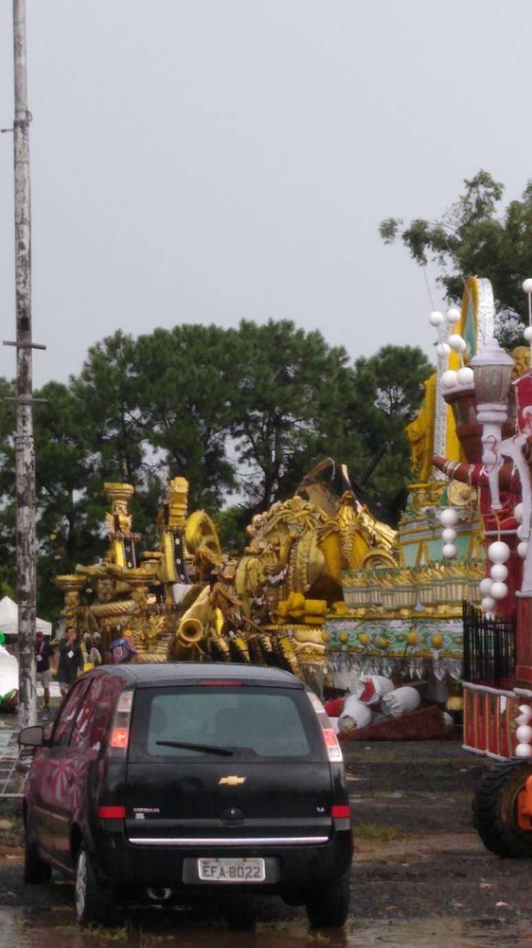 Carro alegórico tombado pela chuva