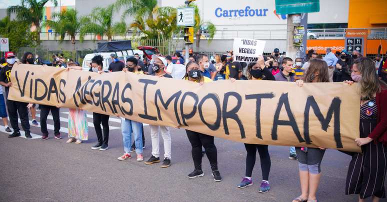 Protesto em frente ao supermercado Carrefour, na zona norte de Porto Alegre, onde João Alberto Silveira Freitas, foi morto por seguranças da loja