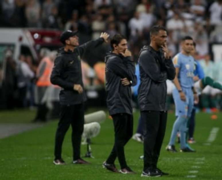 Fernando Lázaro ao lado do seu auxiliar Thiago Larghi (Foto: Rodrigo Coca/Ag.Corinthians)