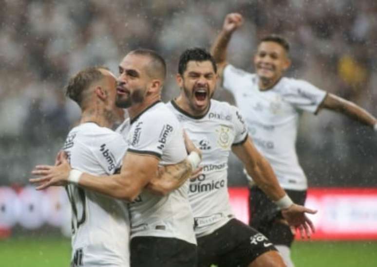 Giuliano celebra com Róger Guedes e Renato Augusto o primeiro gol do Timão no Dérbi (Foto: Rodrigo Coca/Ag.Corinthians)