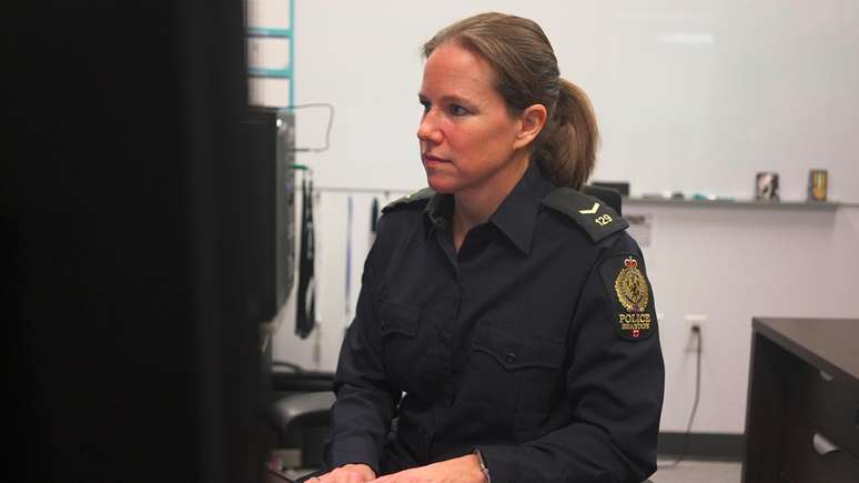 A policial Pam Klassen encontrou Alice gra&ccedil;as a uma imagem que tinha o logotipo em seu uniforme escolar