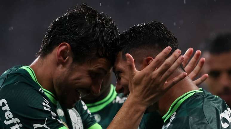 Raphael Veiga e Rony em comemoração após gol em Dérbi. (Foto: Cesar Greco/Palmeiras)