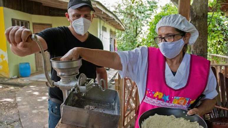 Trabalhadora junto a turista na Costa Rica. País tem o maior salário mínimo na América Latina