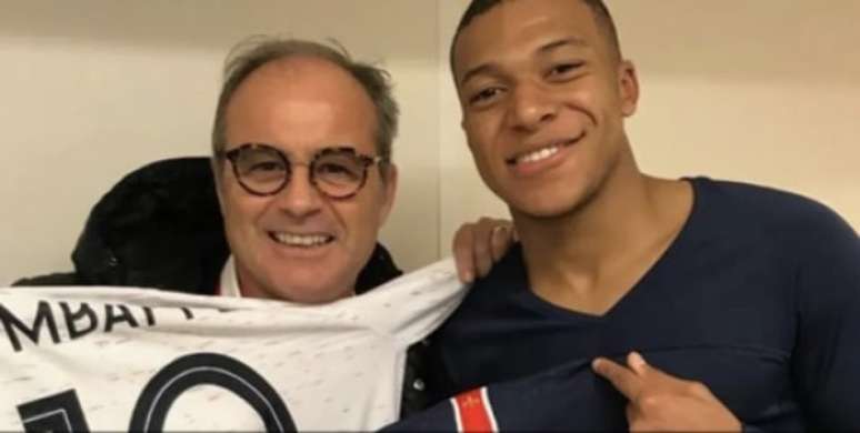 Luís Campos com o craque francês Mbappé (Foto: Reprodução)