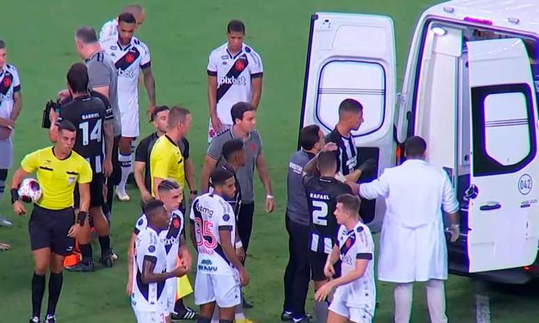 Philipe Sampaio caiu em campo após se sentir mal (Divulgação/CazéTV)