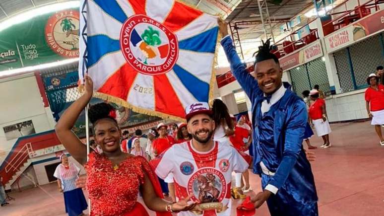 The director of the samba school explains the choice of Pedro Scooby as a plot