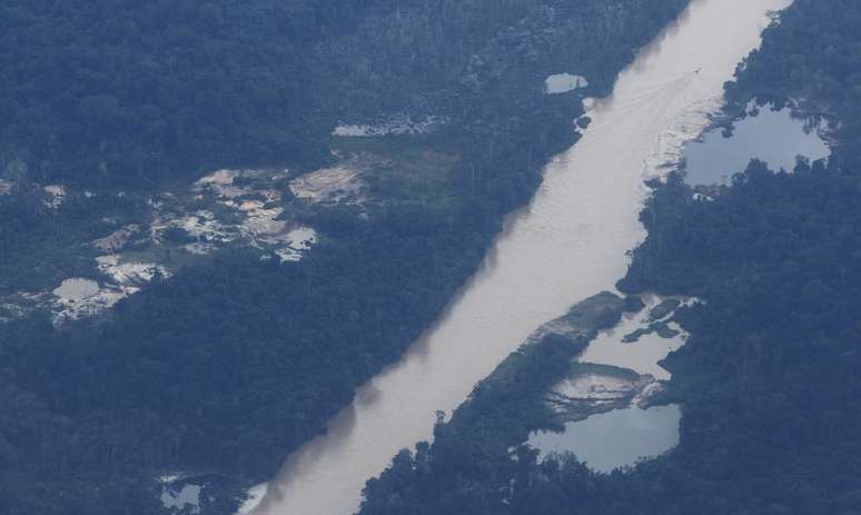 Corredores humanitários de voo foram abertos com o objetivo de permitir a saída dos garimpeiros da terra indígena