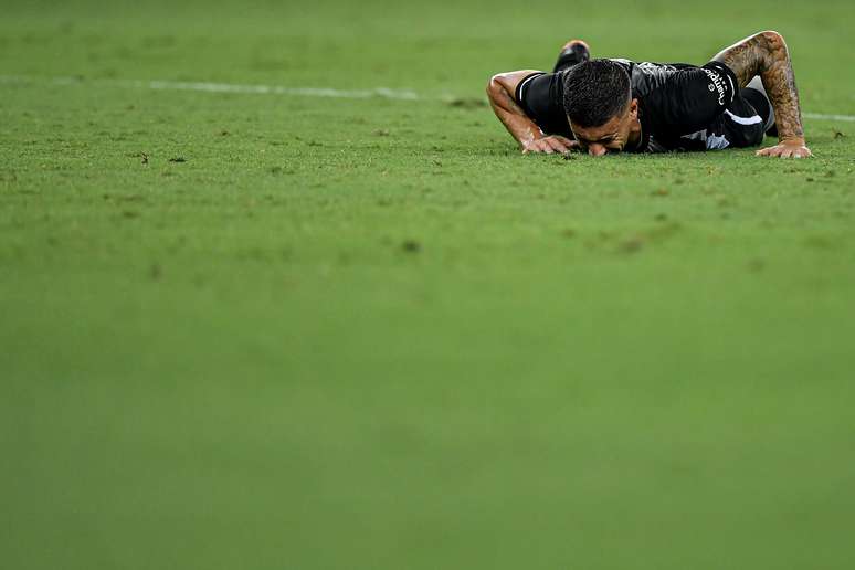 O zagueiro Philipe Sampaio, do Botafogo, caiu sozinho e deixar o campo de ambulância durante partida contra o Vasco