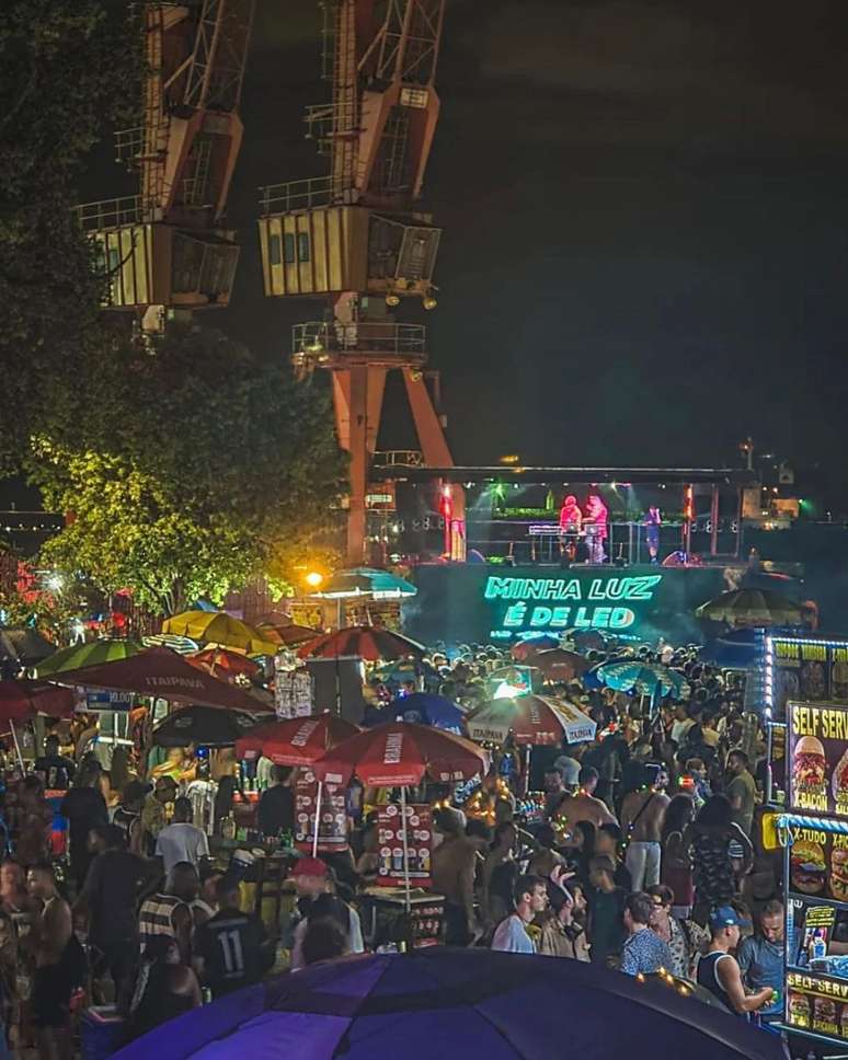 O bloco "Minha Luz é de LED", que ocorreu ontem na Praça XV,  na Zona Central do Rio de Janeiro, é considerado uma das festividades mais famosas da cidade durante o carnaval. 