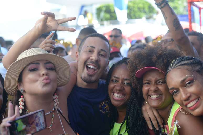 Carlinhos Maia é tietado por foliões no carnaval de Salvador
