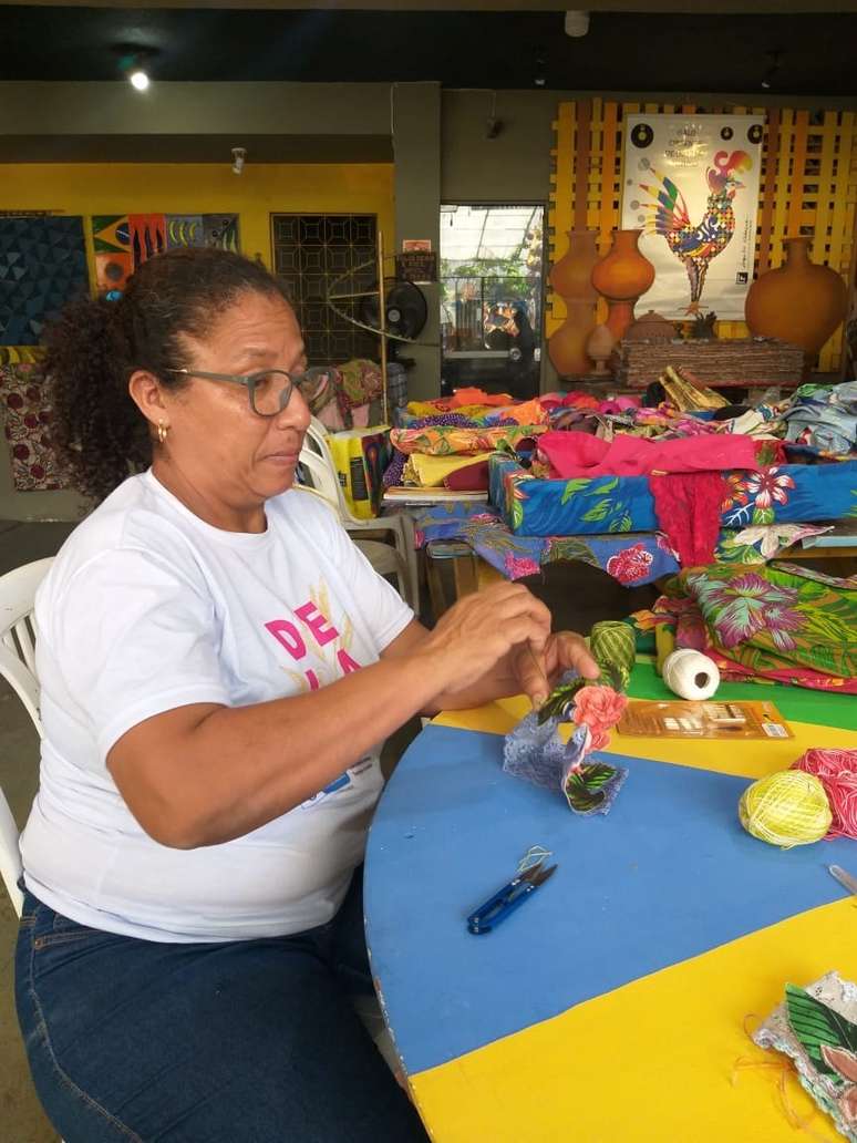 Cristiane Eduarda da Silva, 52 anos, do bairro de Casa Caiada, Olinda, é uma das 150 artesãs que produziram o Galo Preto Ancestral