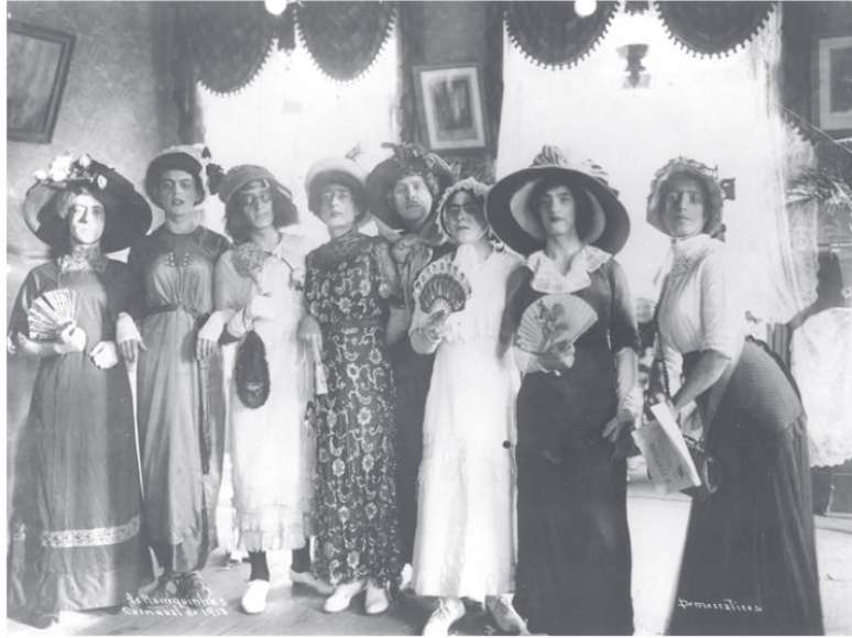 Travestimo no Carnaval do Rio de Janeiro em 1913. Acervo Museu da Imagem e do Som do Rio de Janeiro
