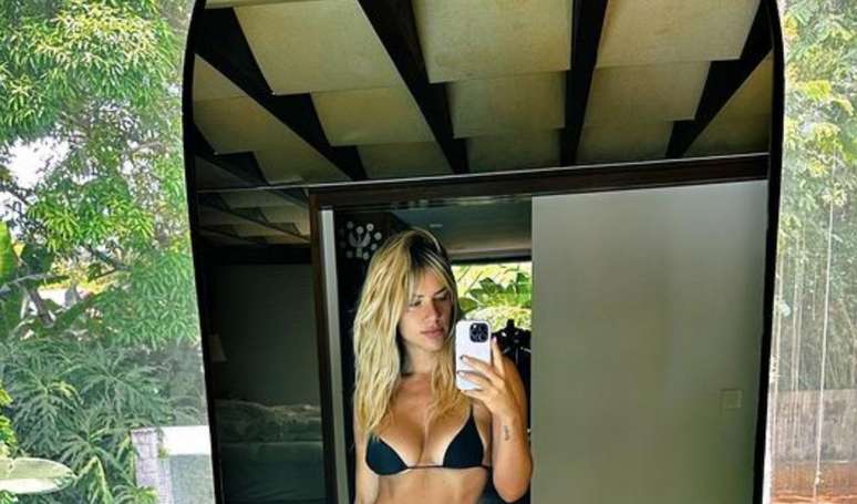 Giovanna Ewbank posou de biquíni e exibiu a barriga em meio a rumores de gravidez.