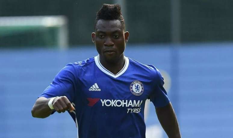 Atsu estava soterrado nos escombros de um prédio na cidade onde morava na Turquia (Foto: Reprodução/Twitter @ChelseaFC)