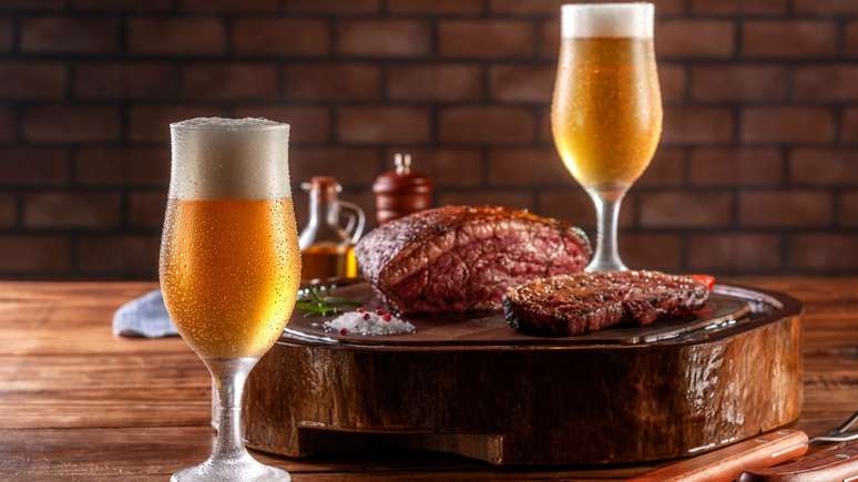 Cerveja é a bebida favorita dos brasileiros no churrasco -
