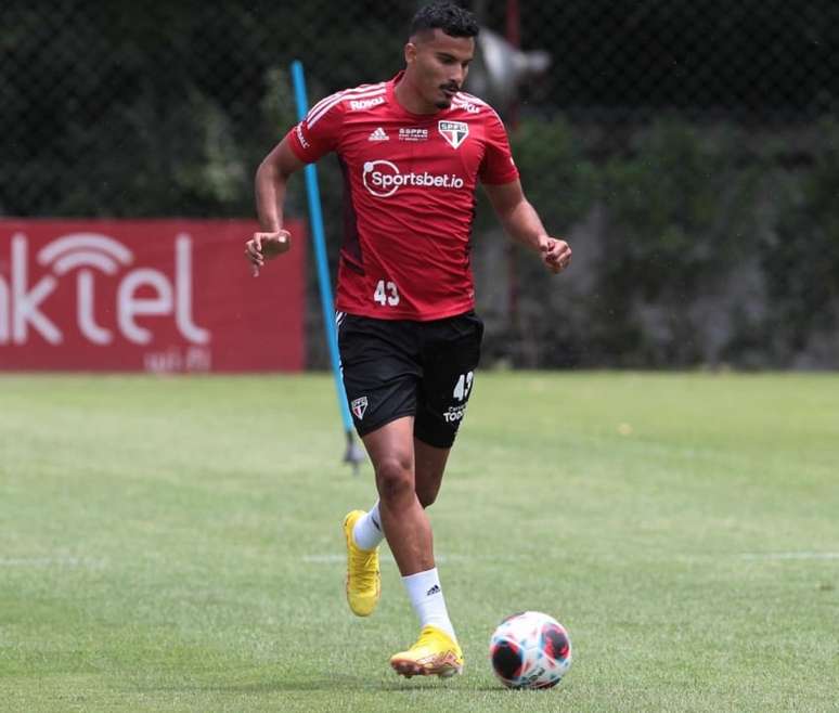 Walce, do São Paulo, comemora nova etapa de recuperação no CT