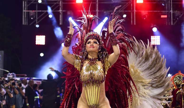 Mileide Mihaile arrasou com aplique de 2m e fantasia ultracavada ao estrear como rainha de bateria da Independente Tricolor no carnaval 2023 em 17 de fevereiro de 2023.