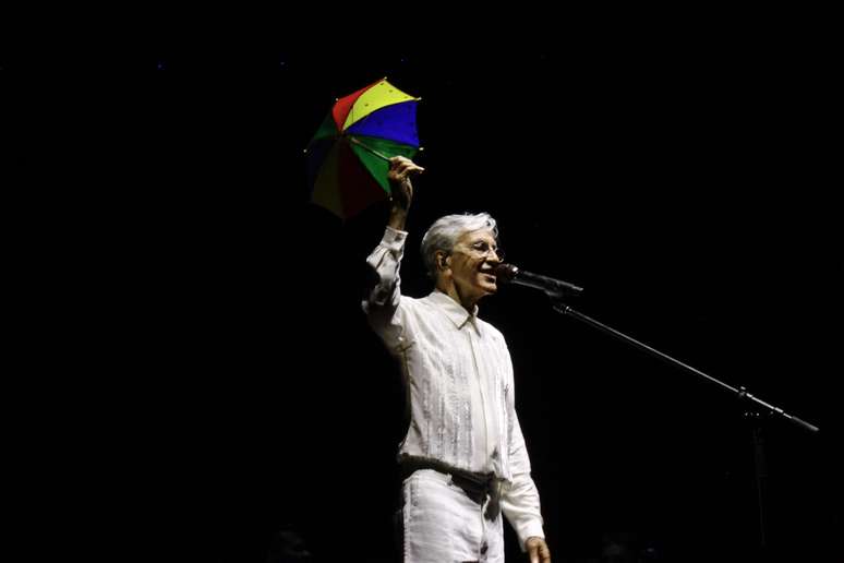 Caetano entrou no palco por volta das 23h30; multidão lotou o Marco Zero do Recife