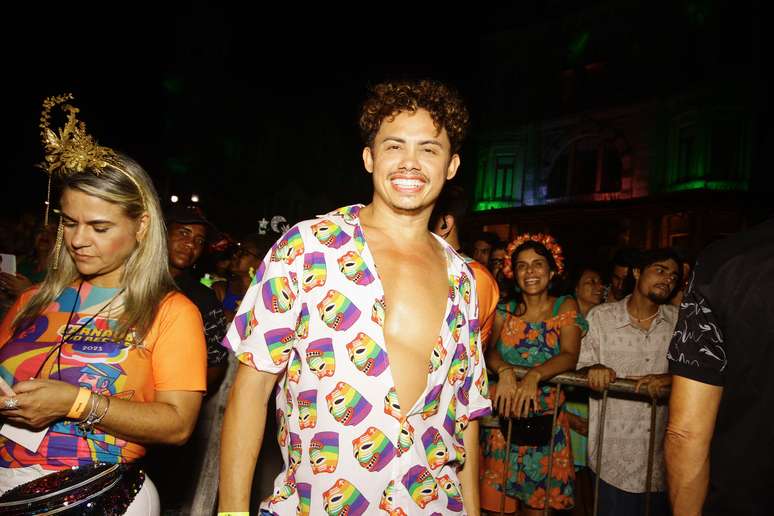 Silvero Pereira marca presença na abertura do carnaval de Recife