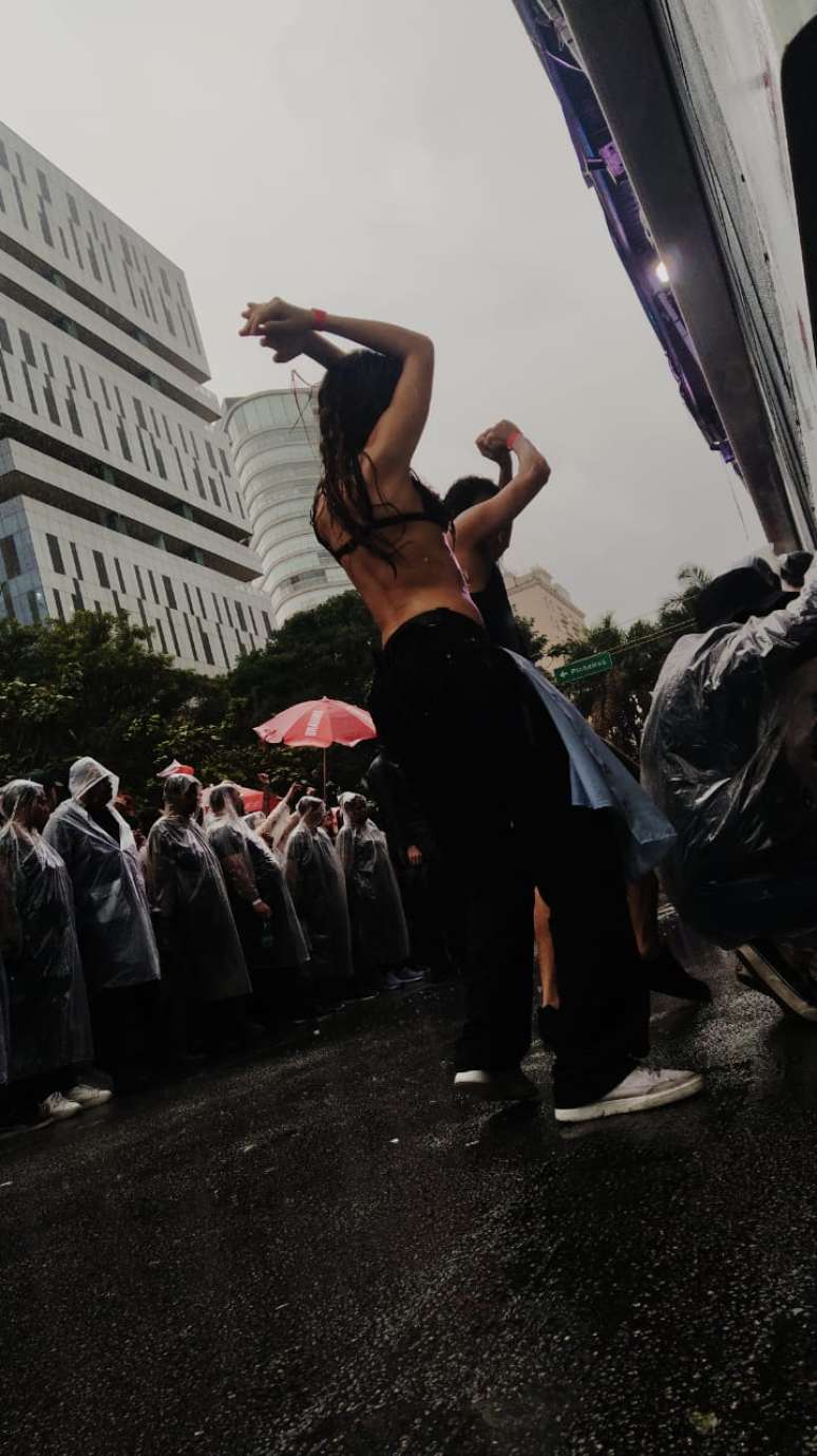 Público dança debaixo de chuva à espera de Gloria Groove, em São Paulo