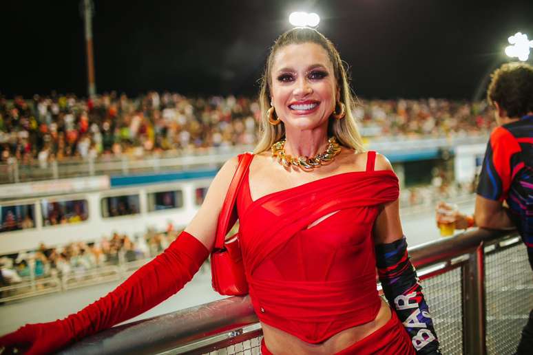 Flavia Alessandra curte pela primeira vez o carnaval de São Paulo