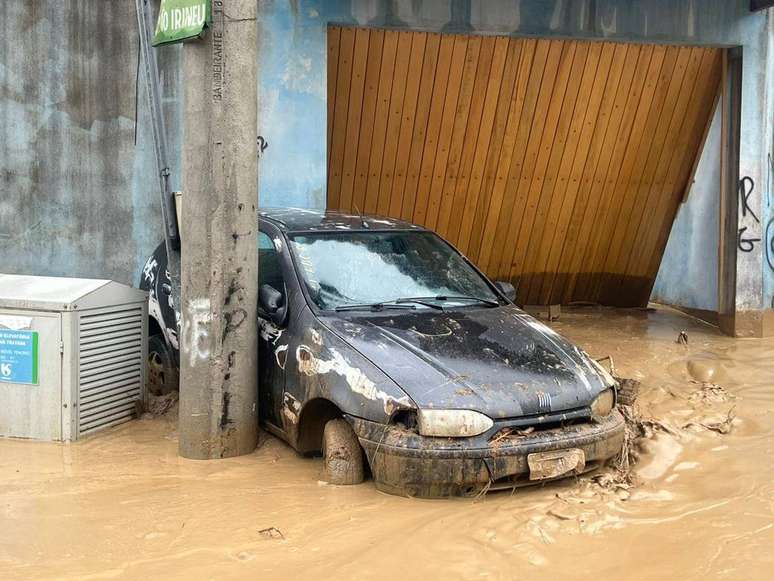 Chuvas intensas causaram estragos sem São Sebastião, no Litoral Norte de São Paulo, entre a tarde de sábado e a madrugada deste domingo. No bairro Itatinga, ruas e carros ficaram sob a lama