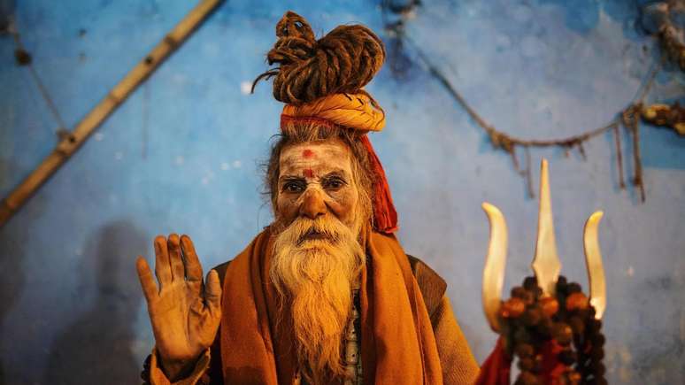 Sadhus, homens santos, vagam pelas ruas de Varanasi