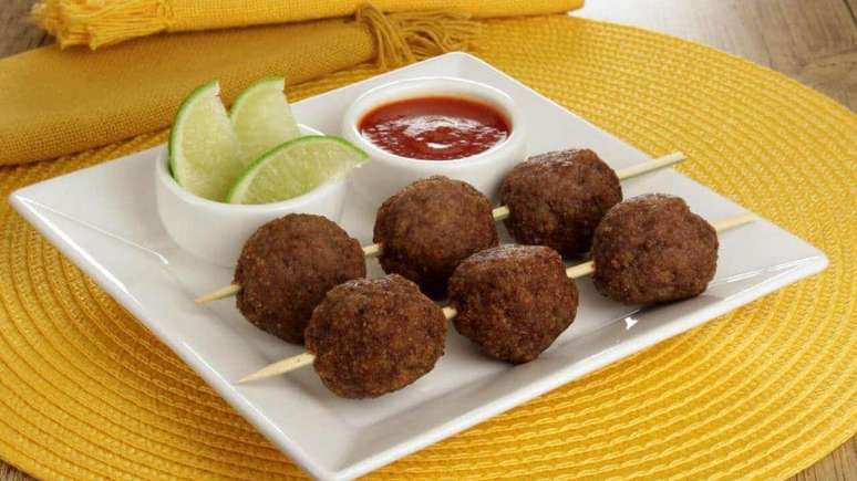 Espetinho de alm&ocirc;ndegas&nbsp;