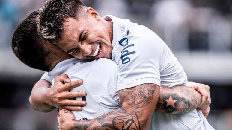 Marcos Leonardo e Lucas Lima se abraçam após gol do Alvinegro (Foto: Divulgação/ Santos)