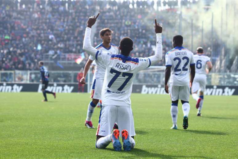 Assan Ceesay celebra gol logo aos minutos de jogo