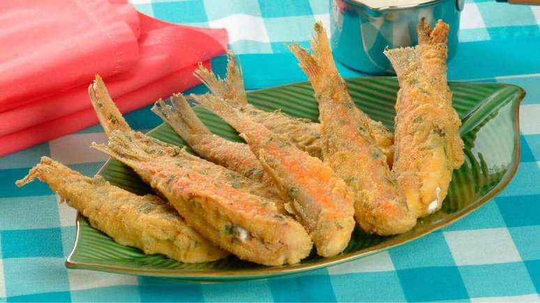 Peixe tira-gosto com creme de alho