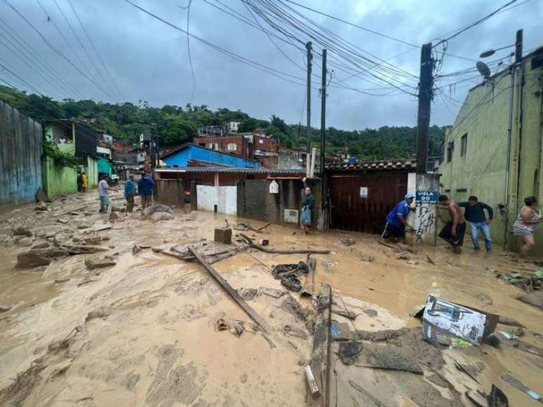 Chuvas intensas causaram estragos em São Sebastião; no bairro Itatinga, ruas e carros ficaram sob a lama