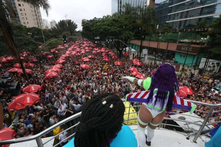 O bloco comandado pela cantora Gloria Groove encheu a Avenida Faria Lima, na zona sul da capital paulista, e teve de ser interrompido para 'resguardar a segurança' a pedido da PM.