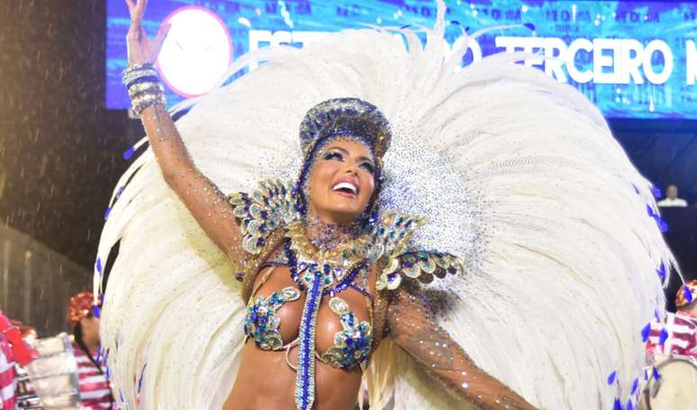 Carla Prata usou fantasia com 800 penas para comandar a bateria da Acadêmicos do Tucuruvi no carnaval 2023 de São Paulo em 19 de fevereiro de 2023.