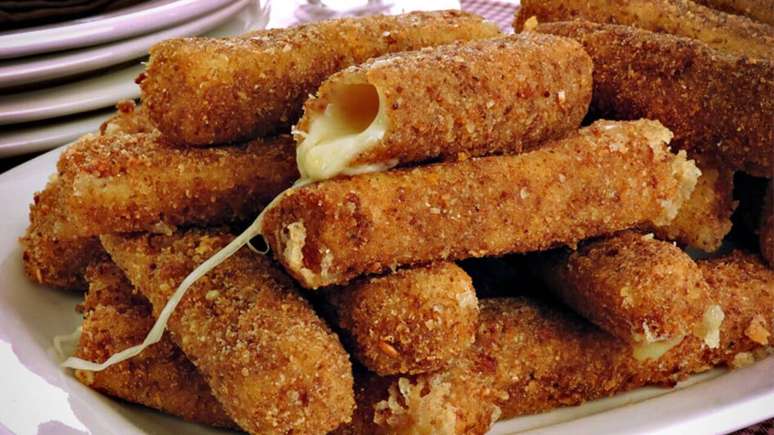 Palitos fritos com recheio de mu&ccedil;arela