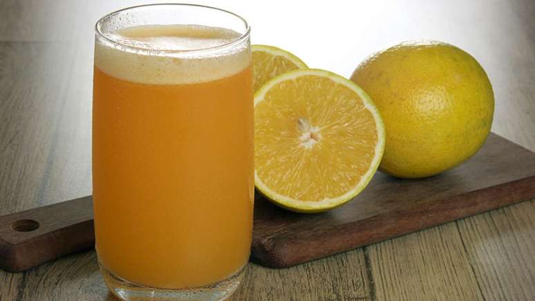 Suco energético de chá verde e laranja