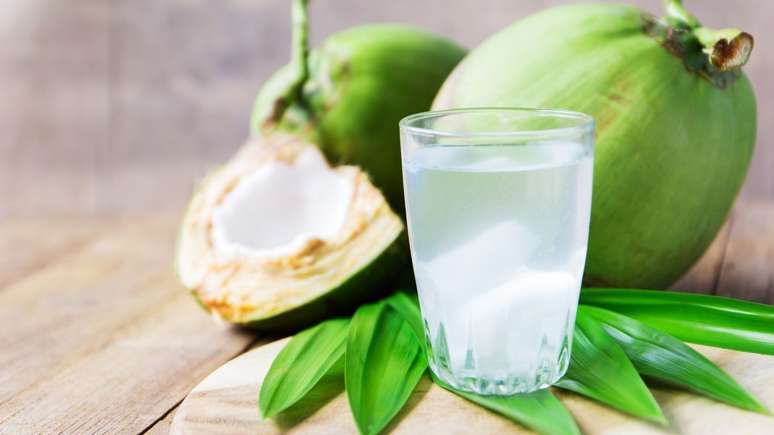 Água de coco traz diversos benefícios para a saúde no verão -