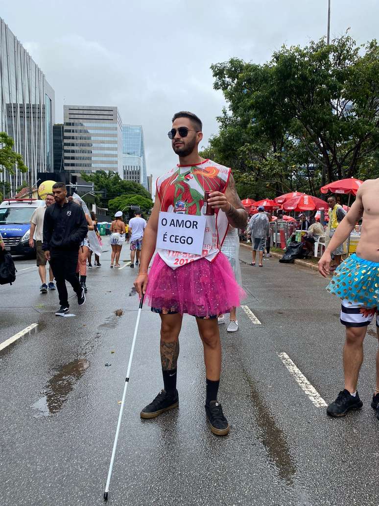 Foliões se fantasiam para curtir bloco de Tiago Abravanel neste domingo, 19, em São Paulo