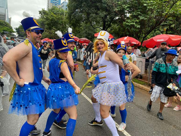 Foliões se fantasiam para curtir bloco de Tiago Abravanel neste domingo, 19, em São Paulo