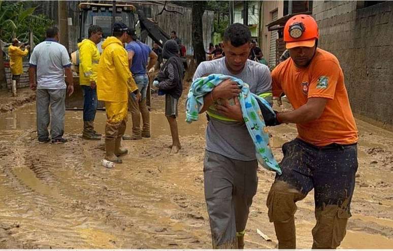 Chuvas provocam estragos no liroral de São Paulo