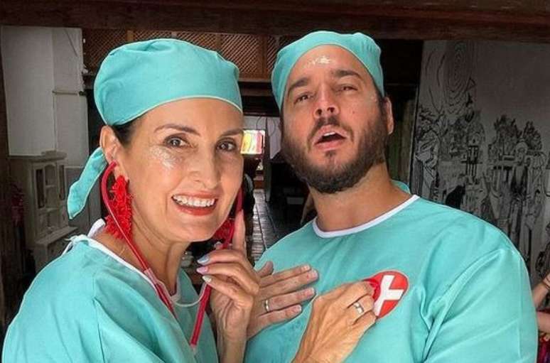 Casal se vestiu de profissionais da saúde para curtir carnaval