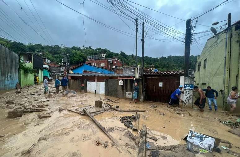 São Sebastião, em SP, tem chuva de 600 milímetros em 24 horas, segundo Defesa Civil