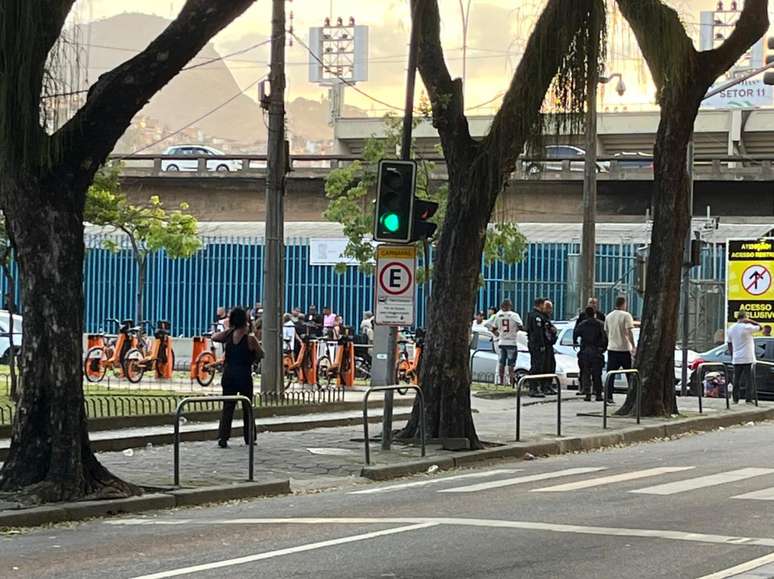 Cambistas vendem ingressos para os desfiles da Sapucaí