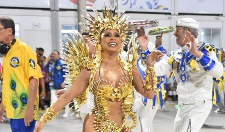 Lexa comenta BBB 23 e importância do Carnaval em entrevista.