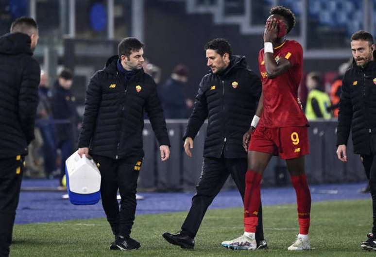 Tammy Abraham deixou o gramado no começo da partida em função do ferimento