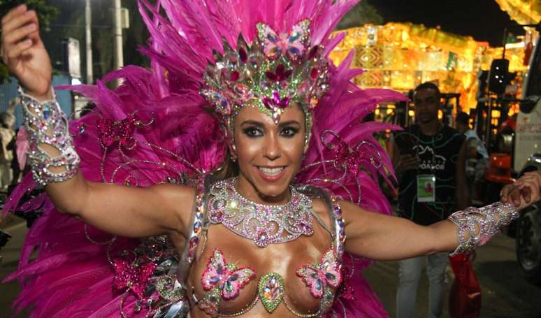 Mulher Melão usa look de R$ 150 mil em desfile da Mangueira.