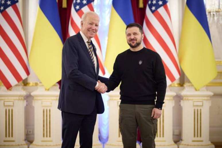 “Democracy resists,” says Biden on a surprise visit to Kiev